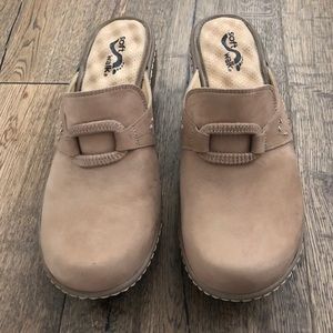 SoftWalk Tan Clogs